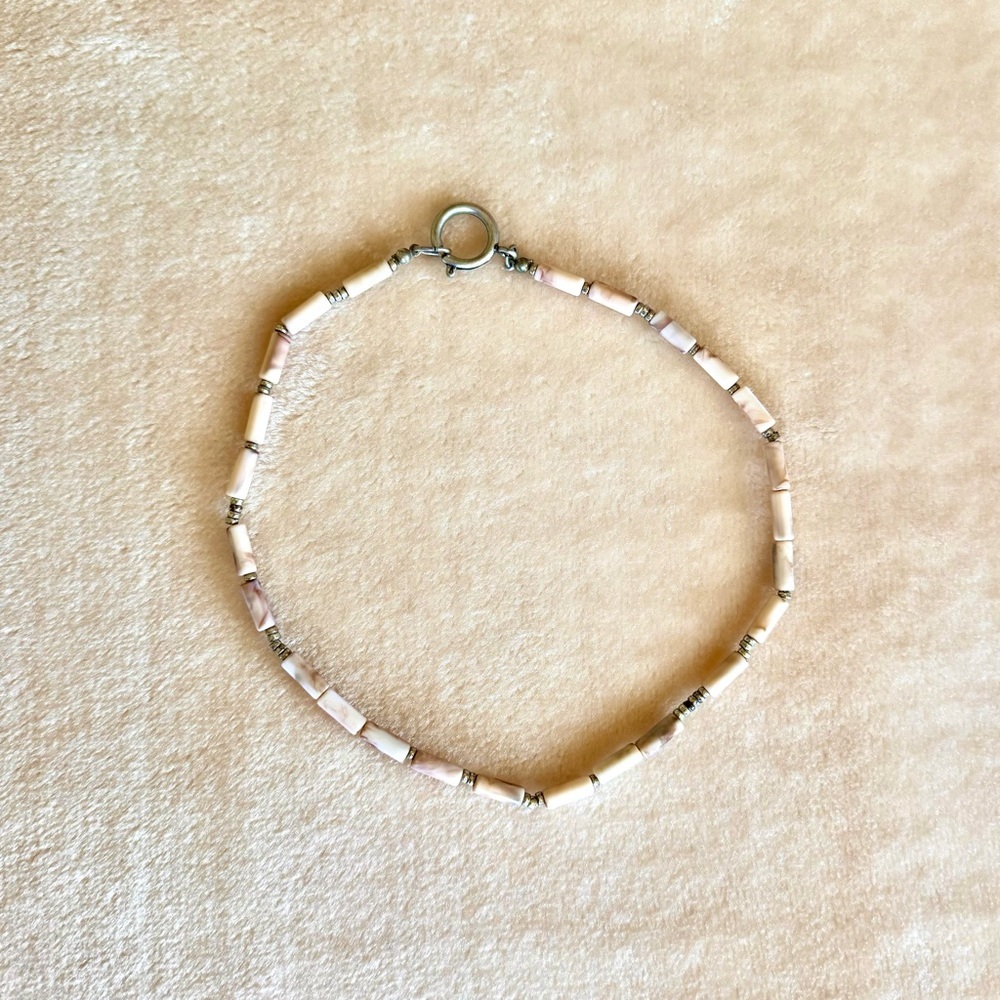Vintage Y2K White/Cream Beaded Necklace - Picture 2 of 3